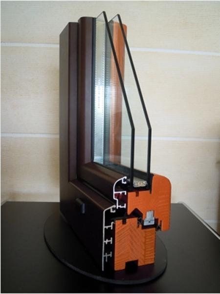 Finestra con serramenti in legno