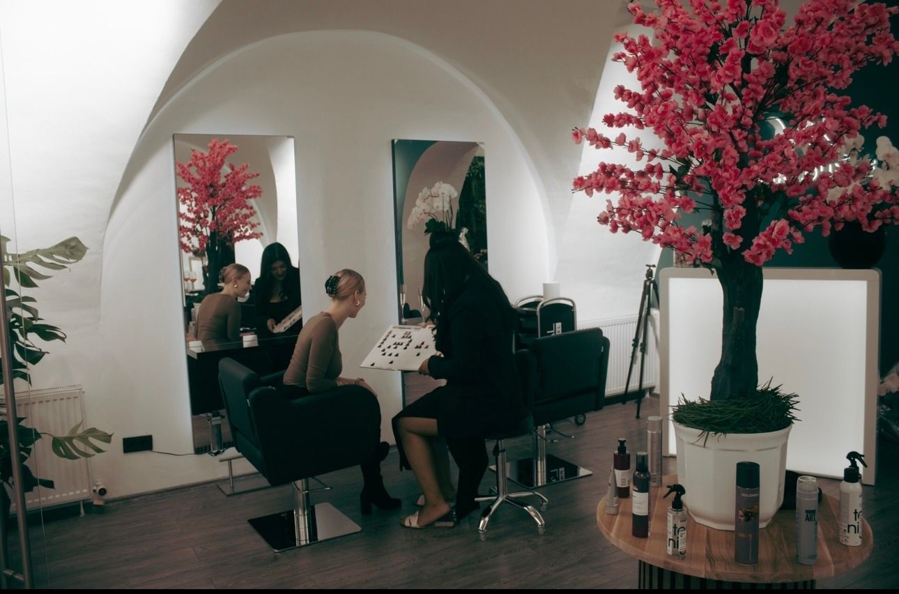 Eine Frau lässt sich in einem Salon die Haare machen