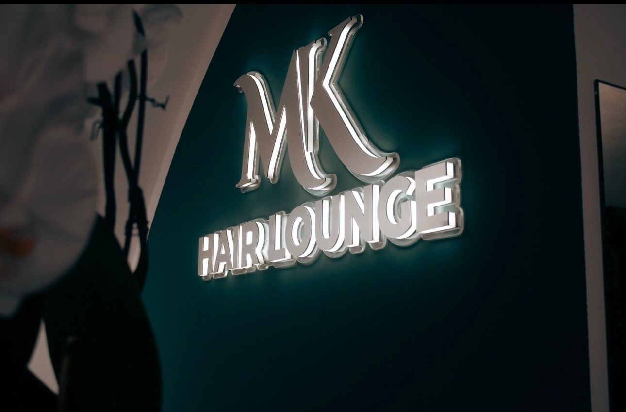 Eine Nahaufnahme eines Schildes für MK Hair Lounge