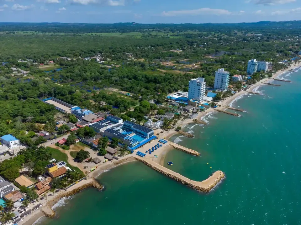 Vista frontal del Hotel Poblado en Coveñas ubicado frente al mar, con acceso directo a la playa y zonas de descanso