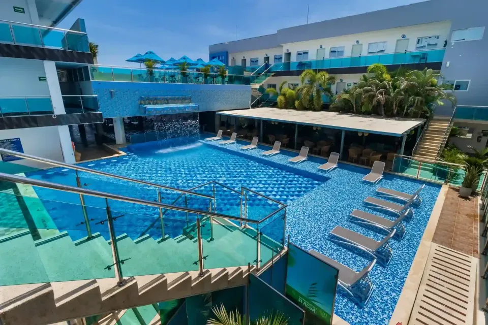Piscina al aire libre del Hotel Poblado en Coveñas con vista al mar Caribe, ideal para vacaciones familiares y planes de Navidad.”