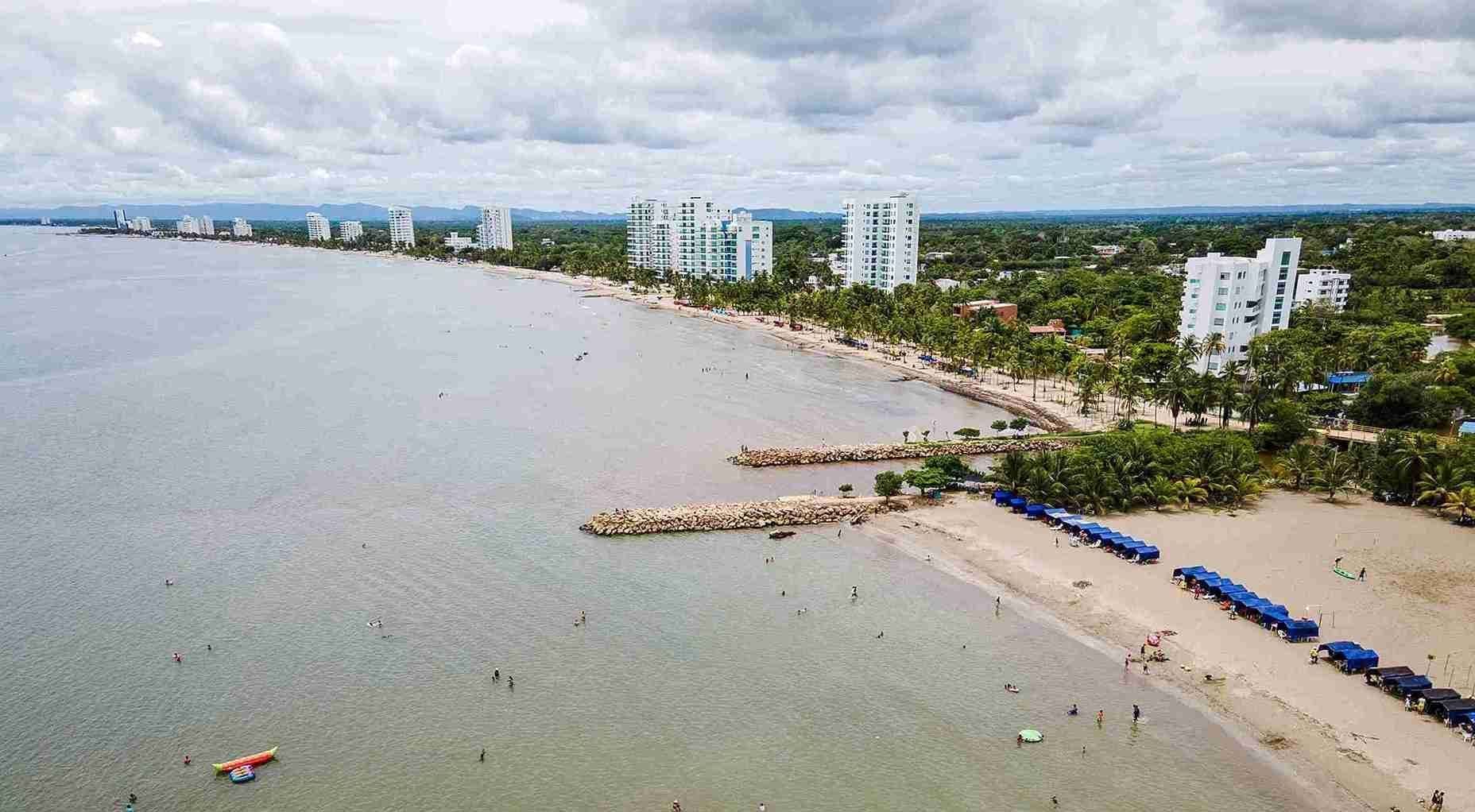 Vista aérea de la playa frente al Hotel Poblado Coveñas, reuniones corporativas en Coveñas con el mar como telón de fondo.