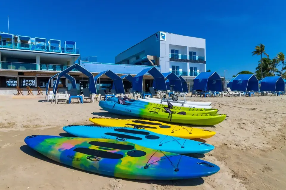 Actividades turísticas en Coveñas cerca del Hotel Poblado: playas tranquilas, deportes náuticos y caminatas frente al mar.