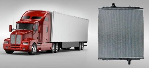 Un camión semirremolque rojo con un remolque blanco al lado de un radiador.