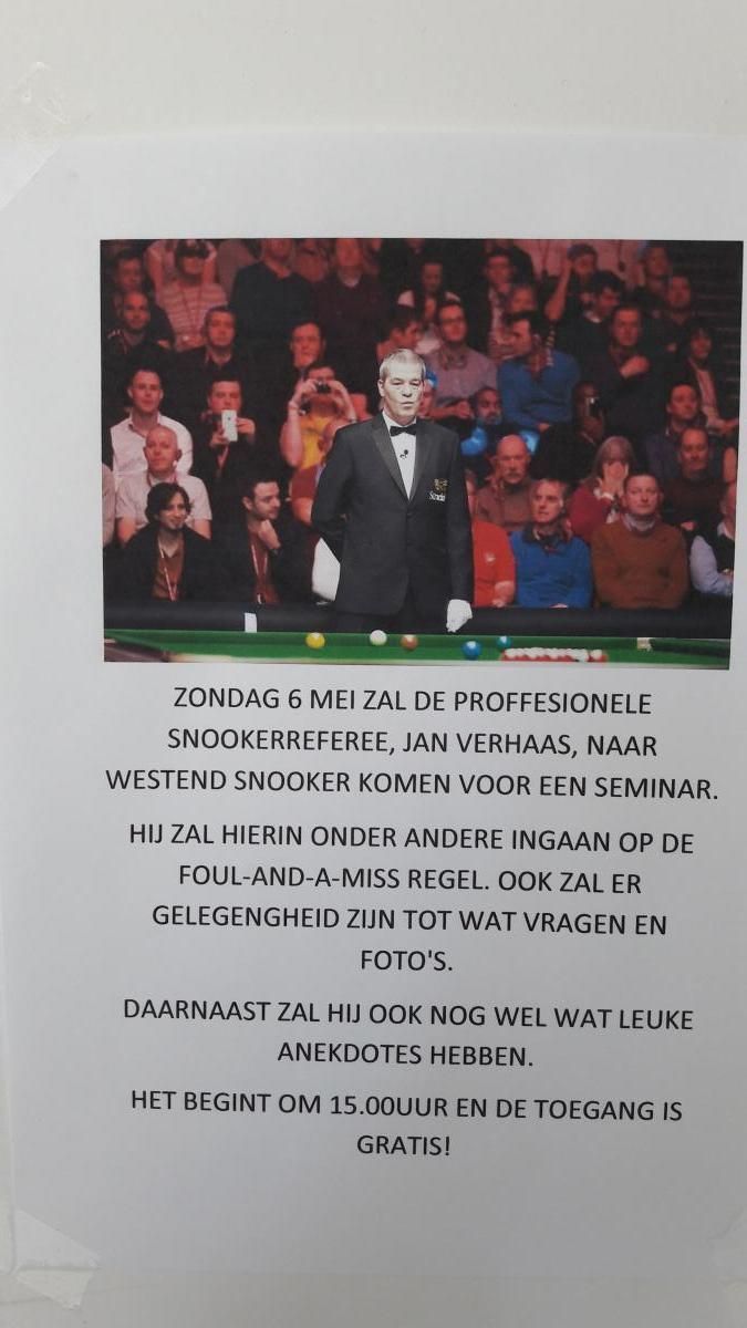 Een man in smoking staat aan een pooltafel, de tekst eronder kondigt een seminar aan. Op de achtergrond een menigte.