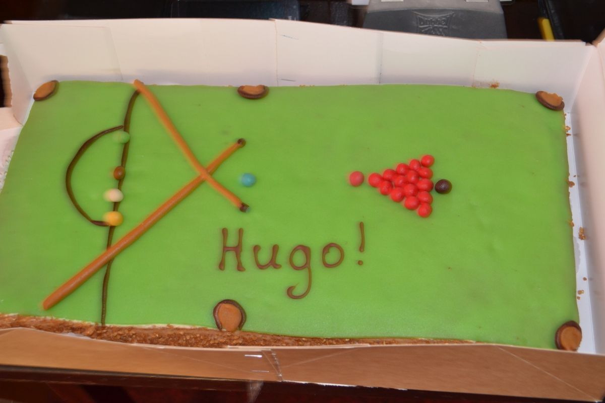 Pooltafeltaart met groene glazuur, bruine vakjes en de tekst 