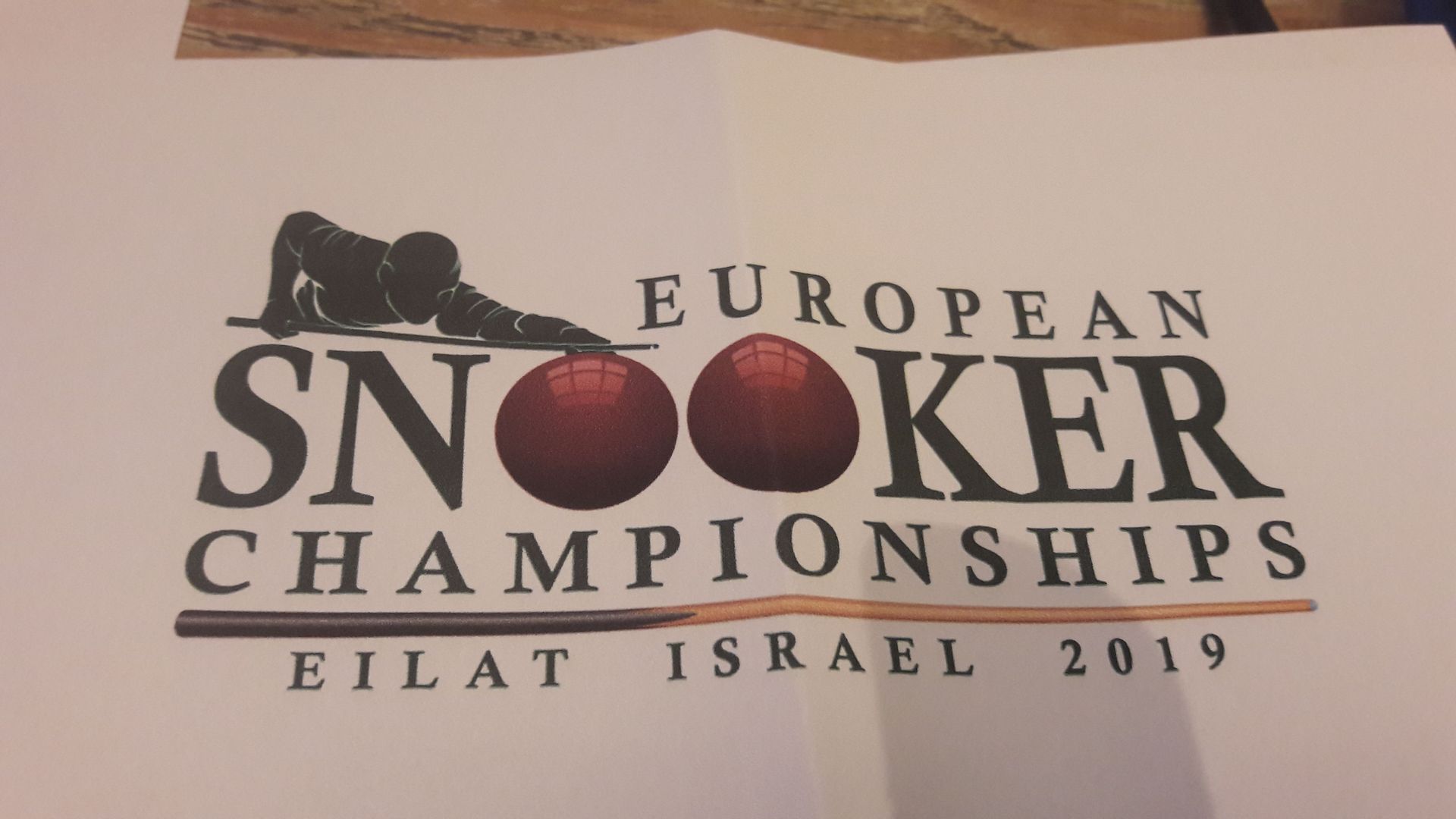 Logo van het Europees Kampioenschap Snooker: twee rode snookerballen, silhouet van een speler, tekst 