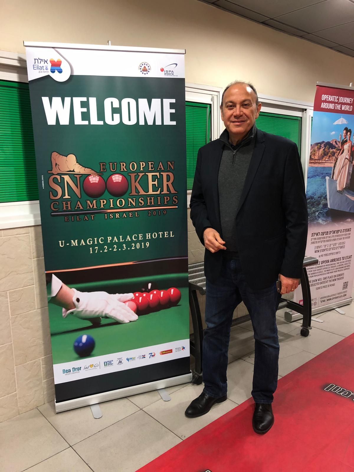 Man staat bij de banner van 