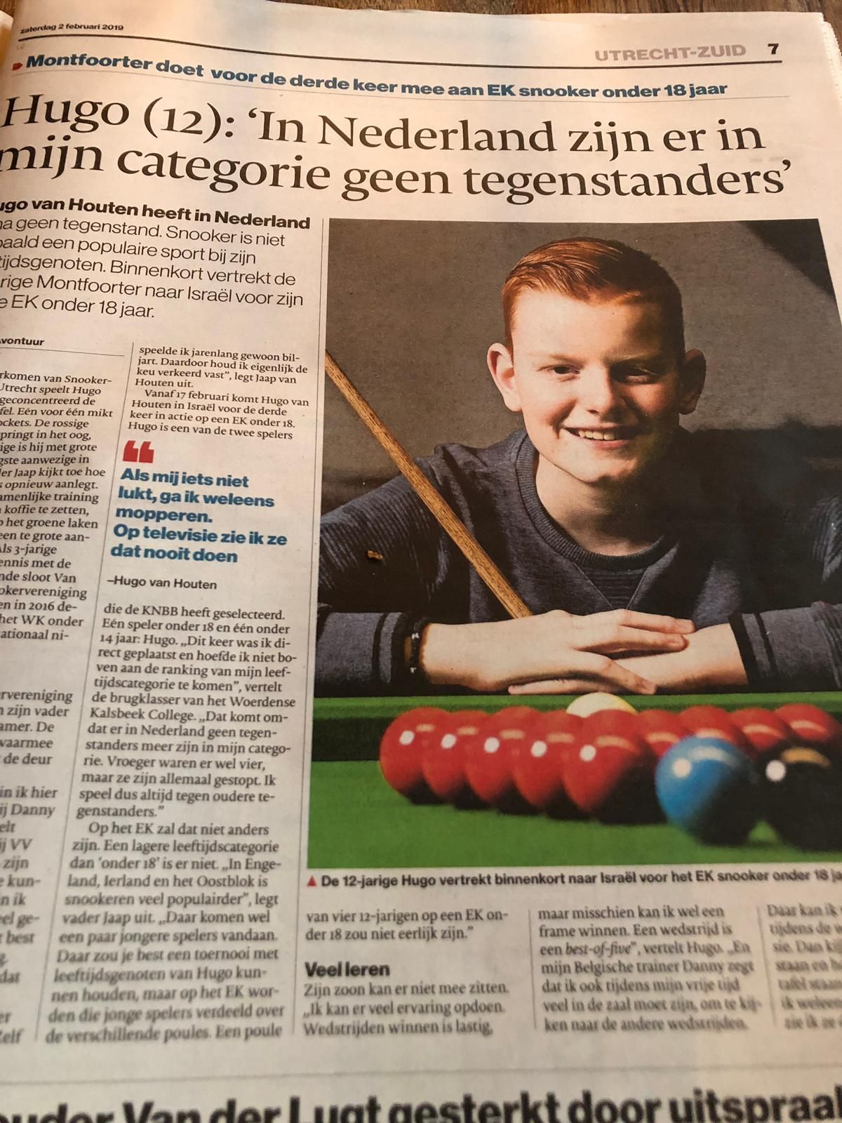 Krantenartikel over de 12-jarige Hugo, poserend bij een pooltafel. Hij glimlacht, een keu vasthoudend, met de kop 