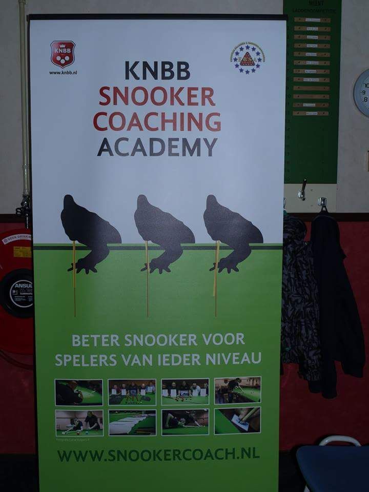 Bord: KNB Snooker Coaching Academy, met vogels, groen en wit. 