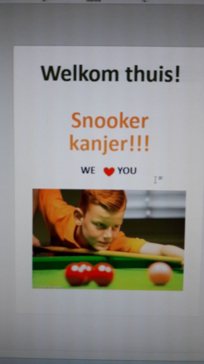 Welkom thuis-bord met een jongen die snooker speelt. De tekst luidt: 