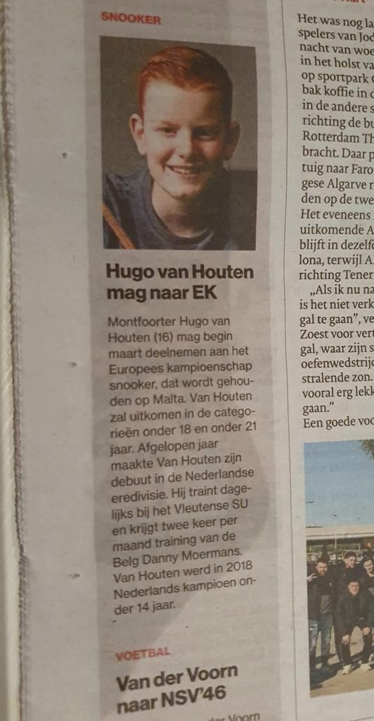 Jongetje Hugo van Houten lacht in een krantenartikel. Hij gaat naar het EK.