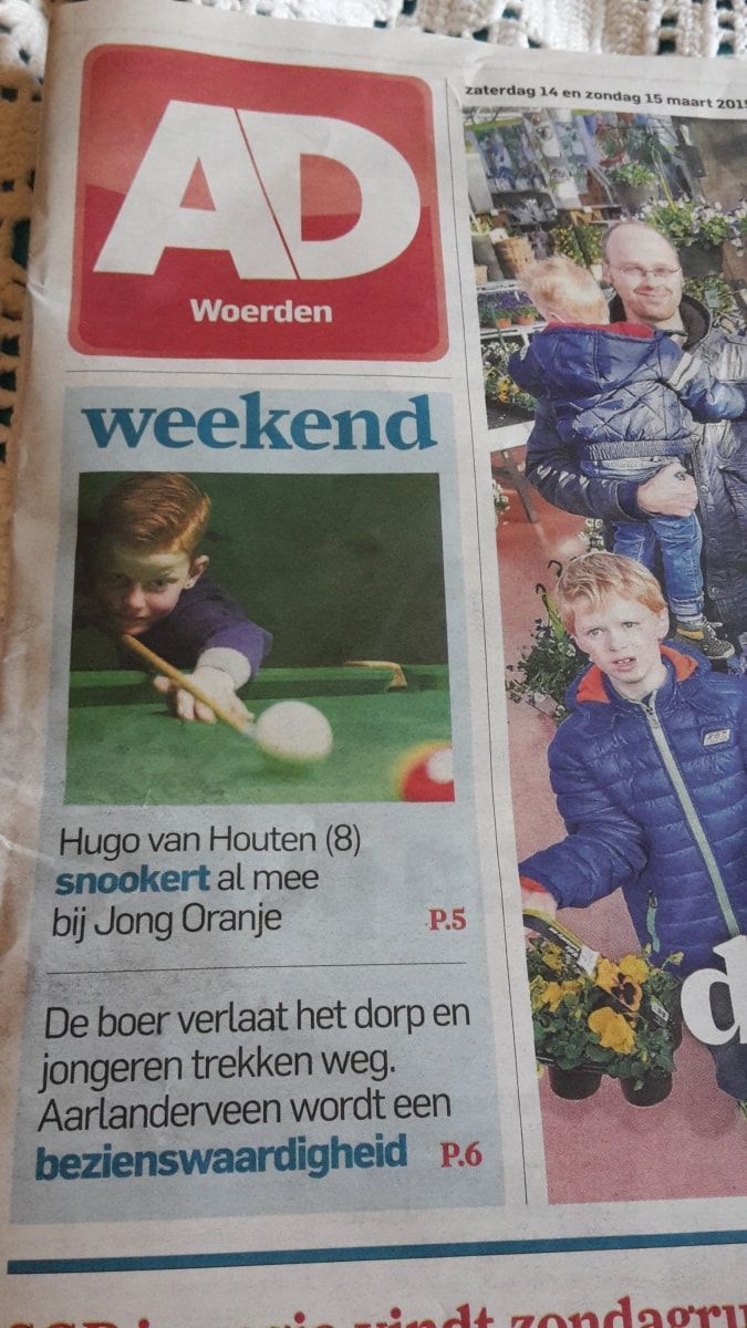 Voorpagina krant: jongen die snooker speelt; boer verlaat dorp; kop