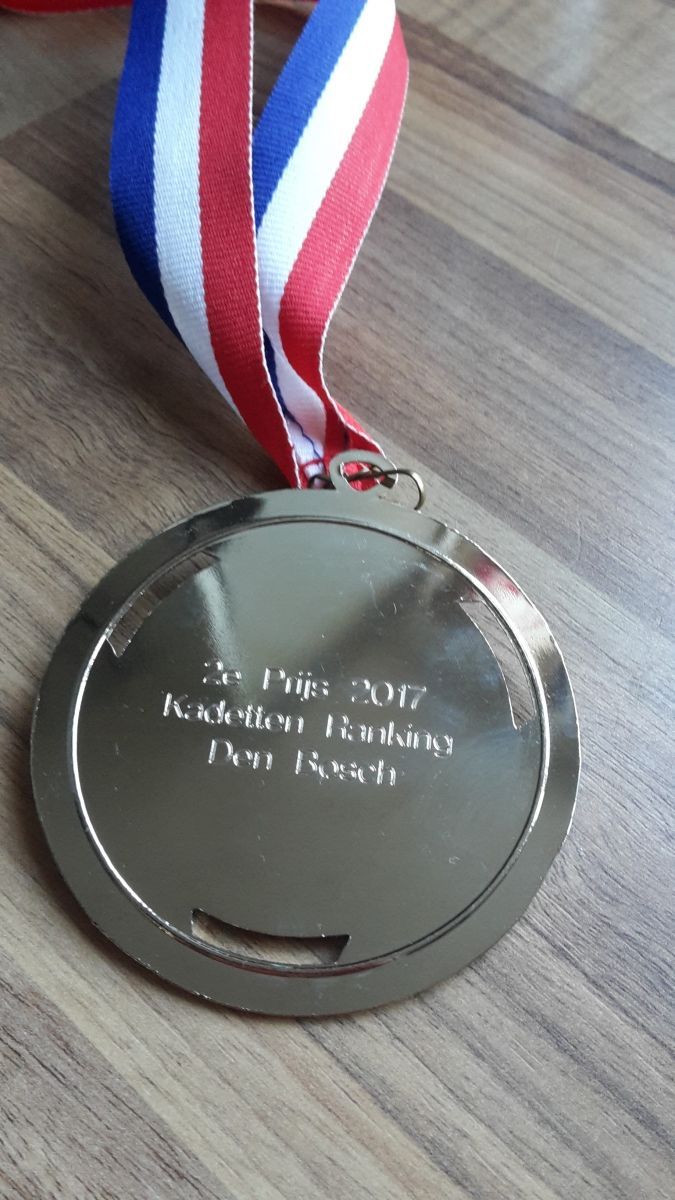 Gouden medaille met rood-wit-blauw lint. Gegraveerd: 25 mei 2017, Academies Ranking, eerste resultaten.