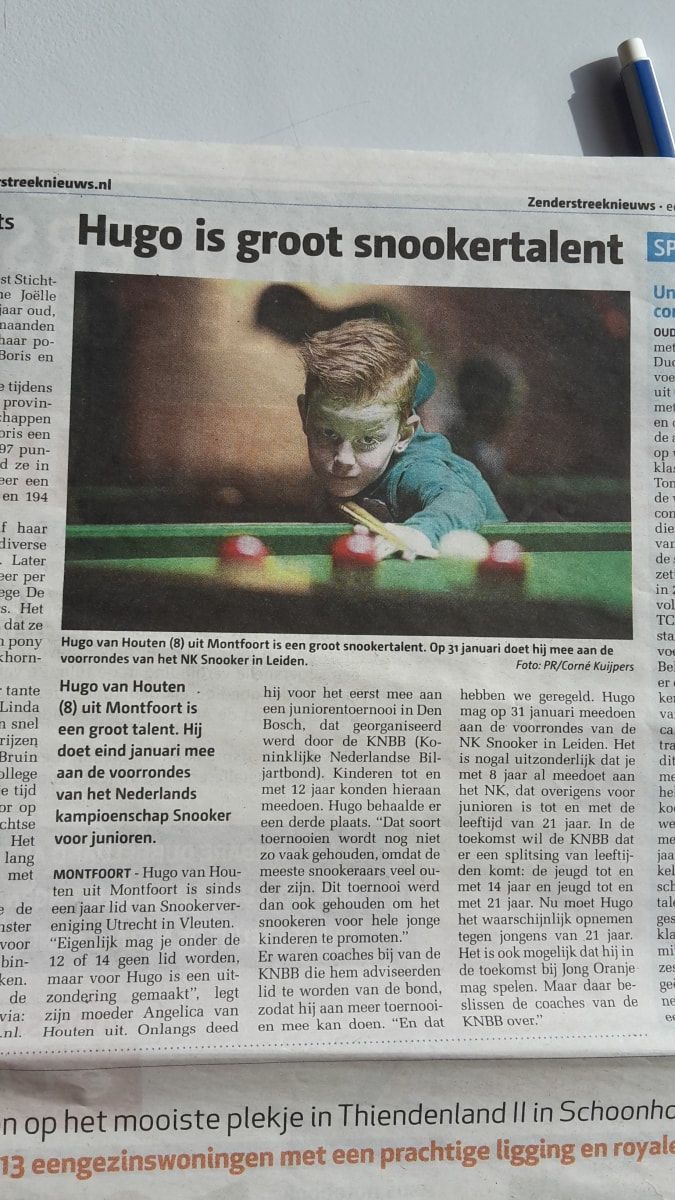 Jonge jongen speelt snooker; kop van het artikel: