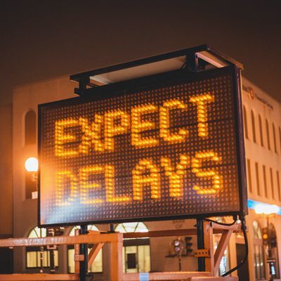 Traffic information sign with Expect Delays message