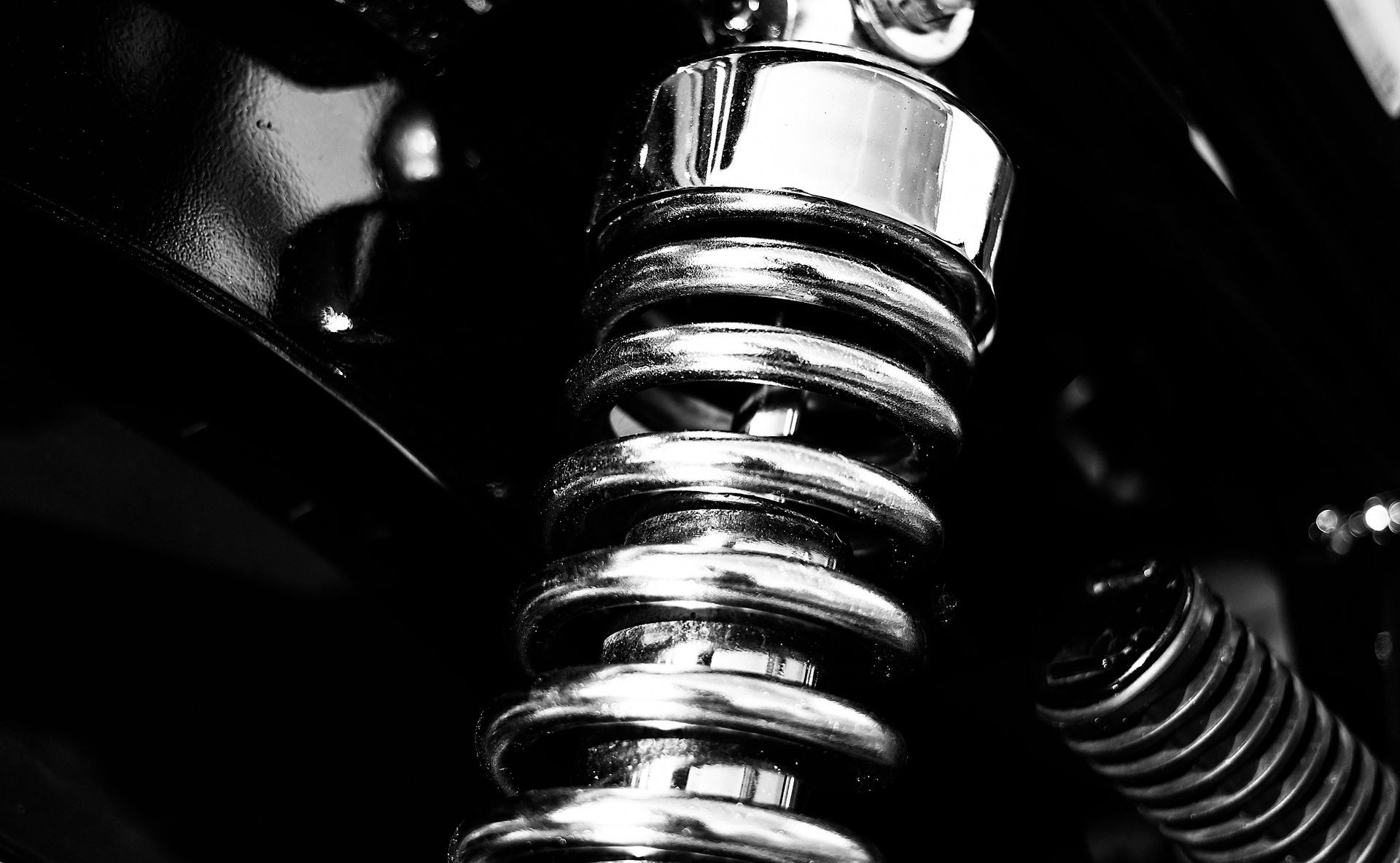 A black and white photo of a motorcycle shock absorber.