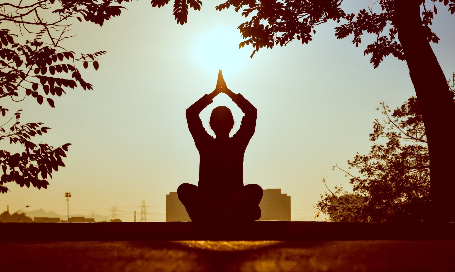 meditierende Person im Sonnenschein