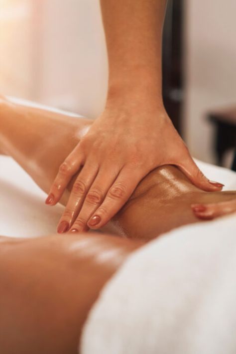 Een vrouw krijgt een massage in een spa.