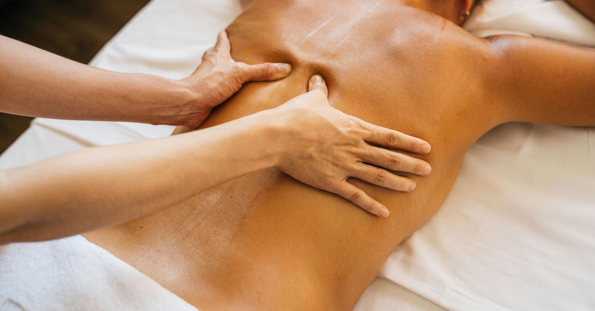 Een vrouw krijgt een massage op haar rug in een spa.