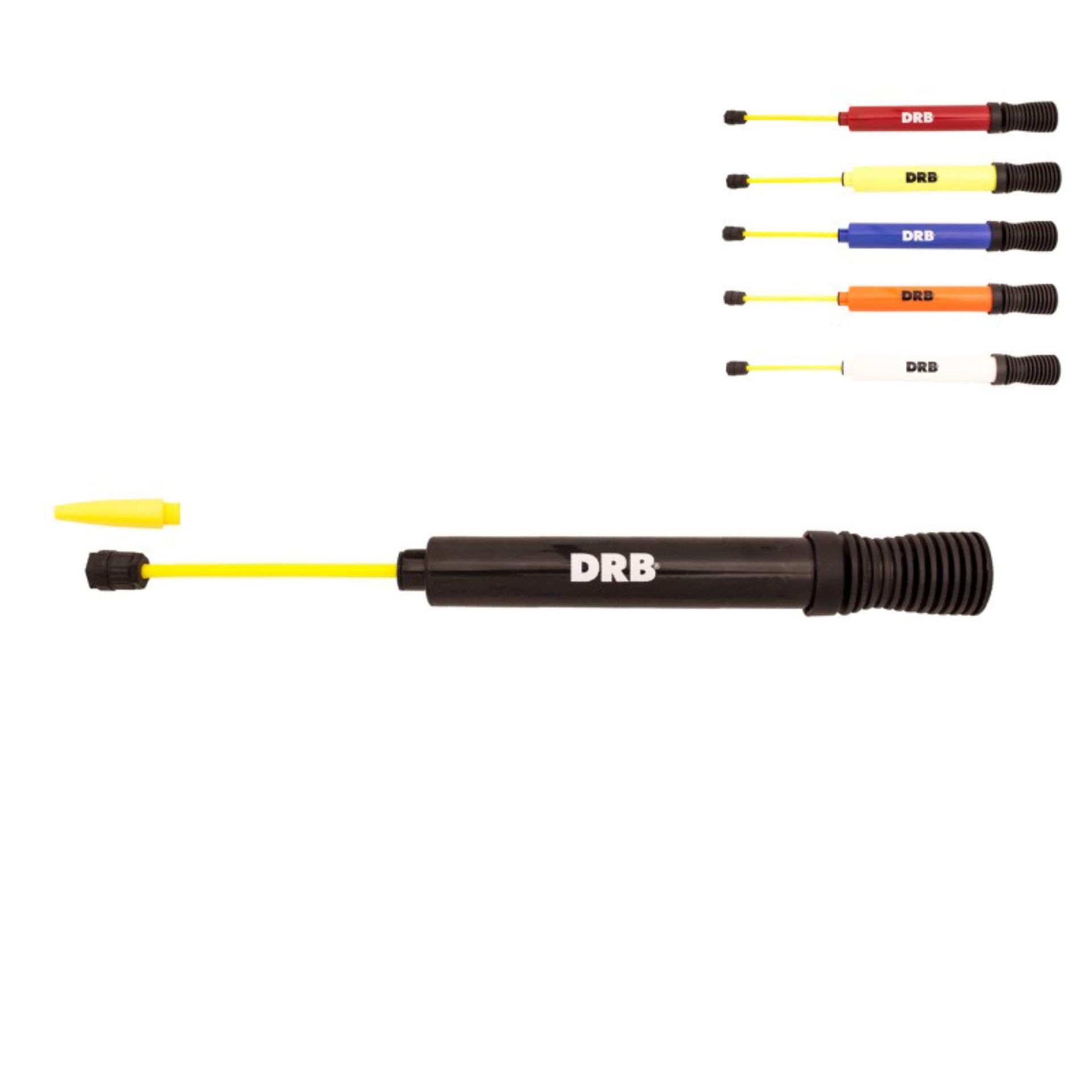 Bomba manual DRB negra y amarilla con accesorios de aguja de colores intercambiables, algunos se muestran por separado.