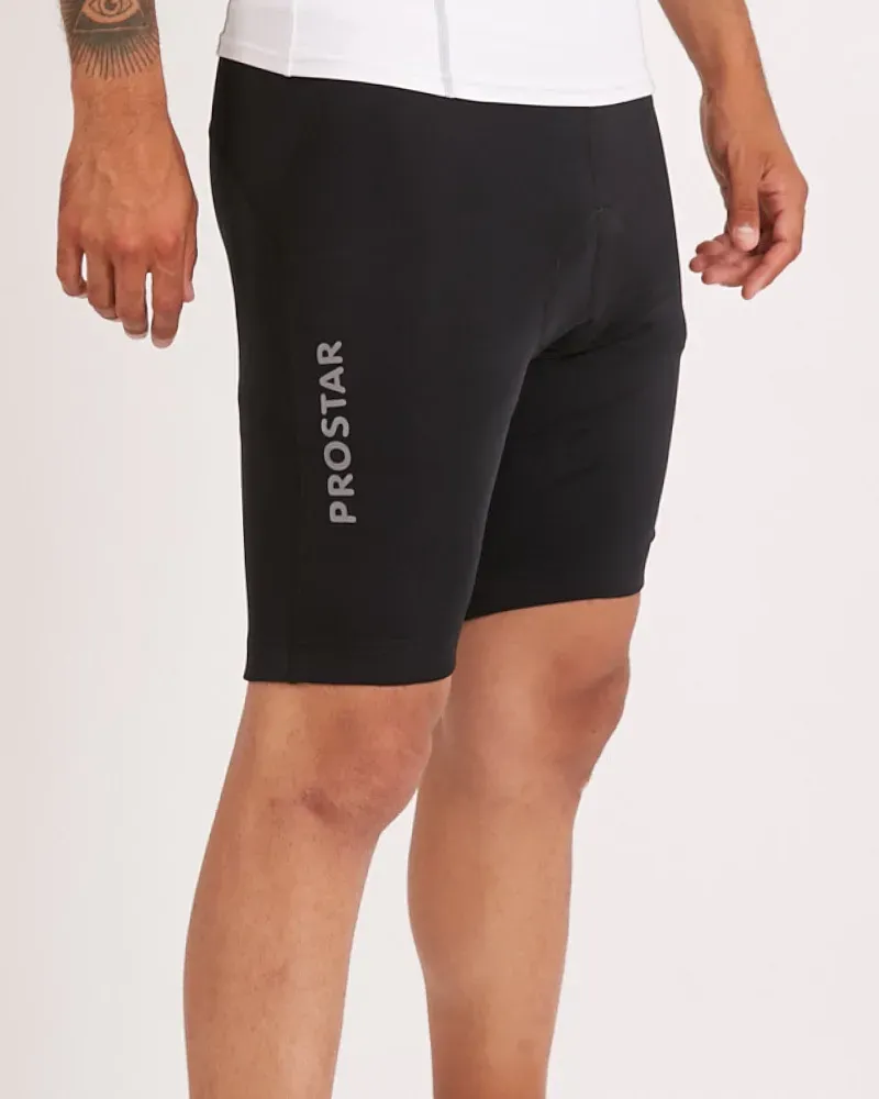 Pantalón corto de ciclismo negro con badana, que muestra detalles como pinzas en las piernas y la marca 