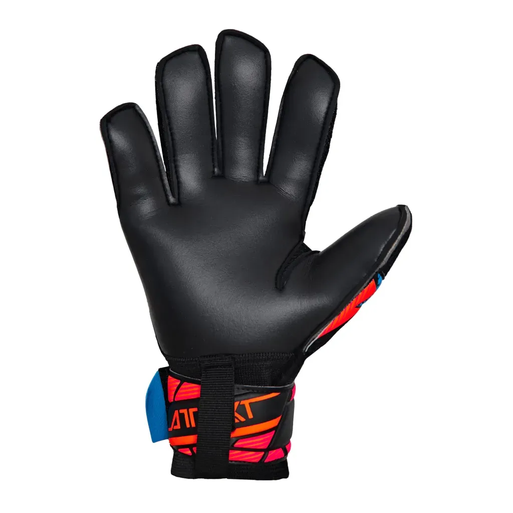Un par de guantes de portero de fútbol Reusch de color negro