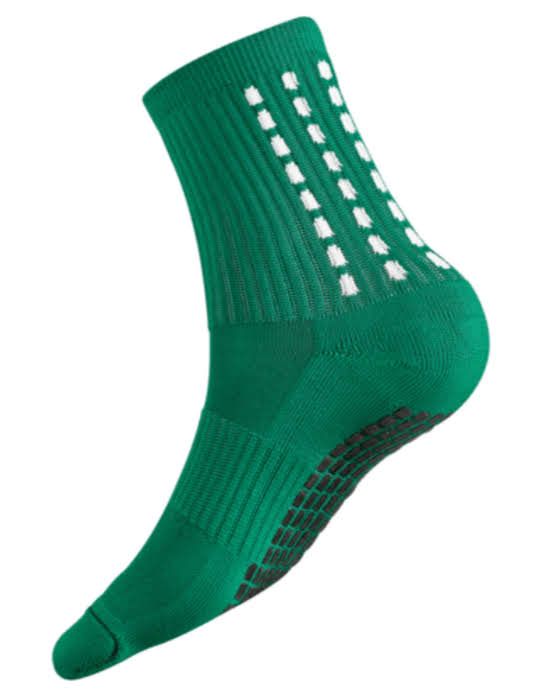 Calcetín deportivo verde con puntos de agarre blancos en la pierna y agarre negro en la suela.