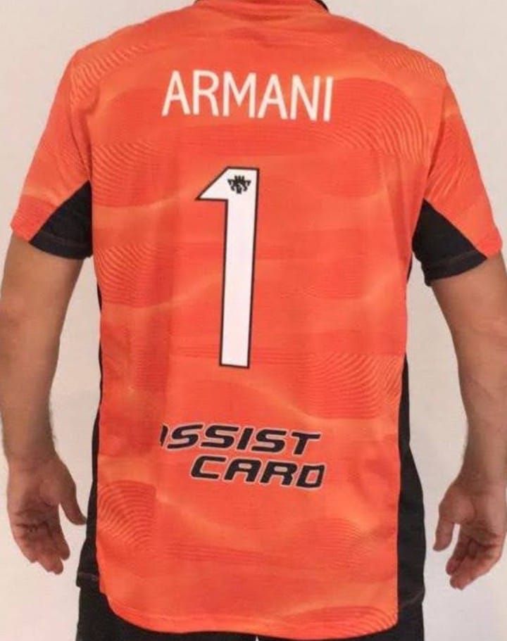 Hombre vistiendo una camiseta de fútbol de River Plate, naranja con detalles negros y el logo de Turkish Airlines.