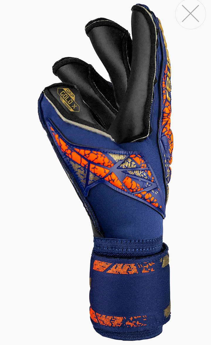 Par de guantes de portero de fútbol Reusch azules y negros con detalles dorados.