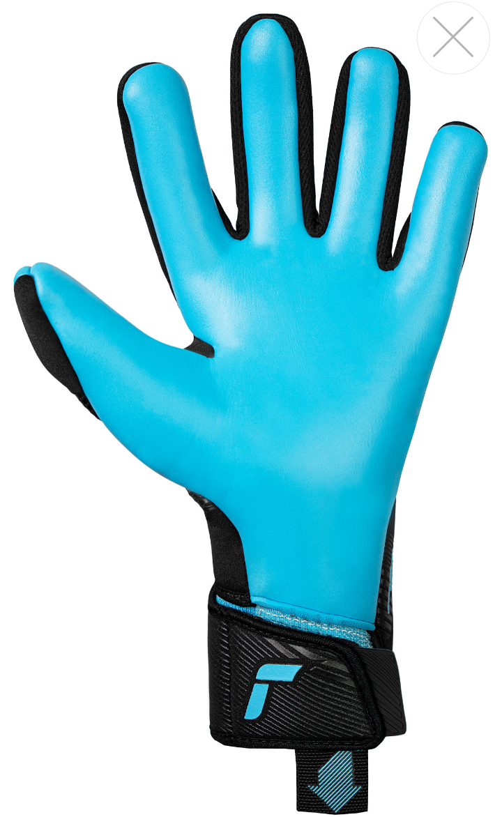 Guantes de portero Reusch negros y azules. Incorporan tecnología Aquagrip y un sistema de clasificación en el lateral.