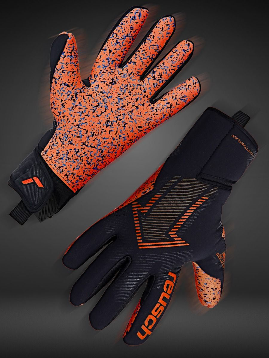 Un par de guantes de portero de fútbol de la marca Reusch