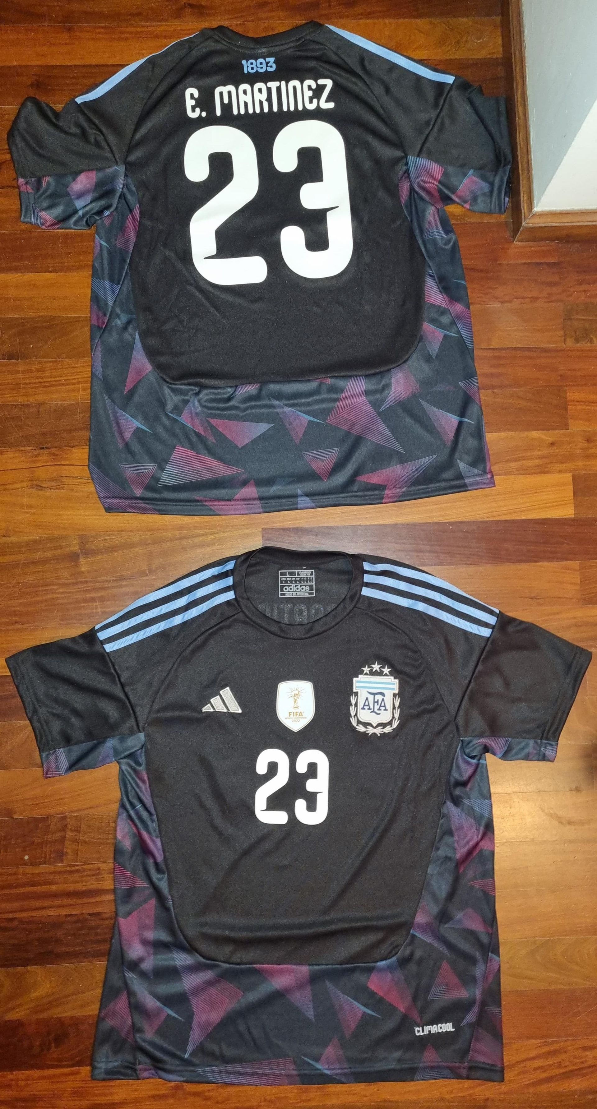 Dos camisetas de fútbol de Argentina, vista frontal y posterior, color negro con detalles en azul, número 23 y 