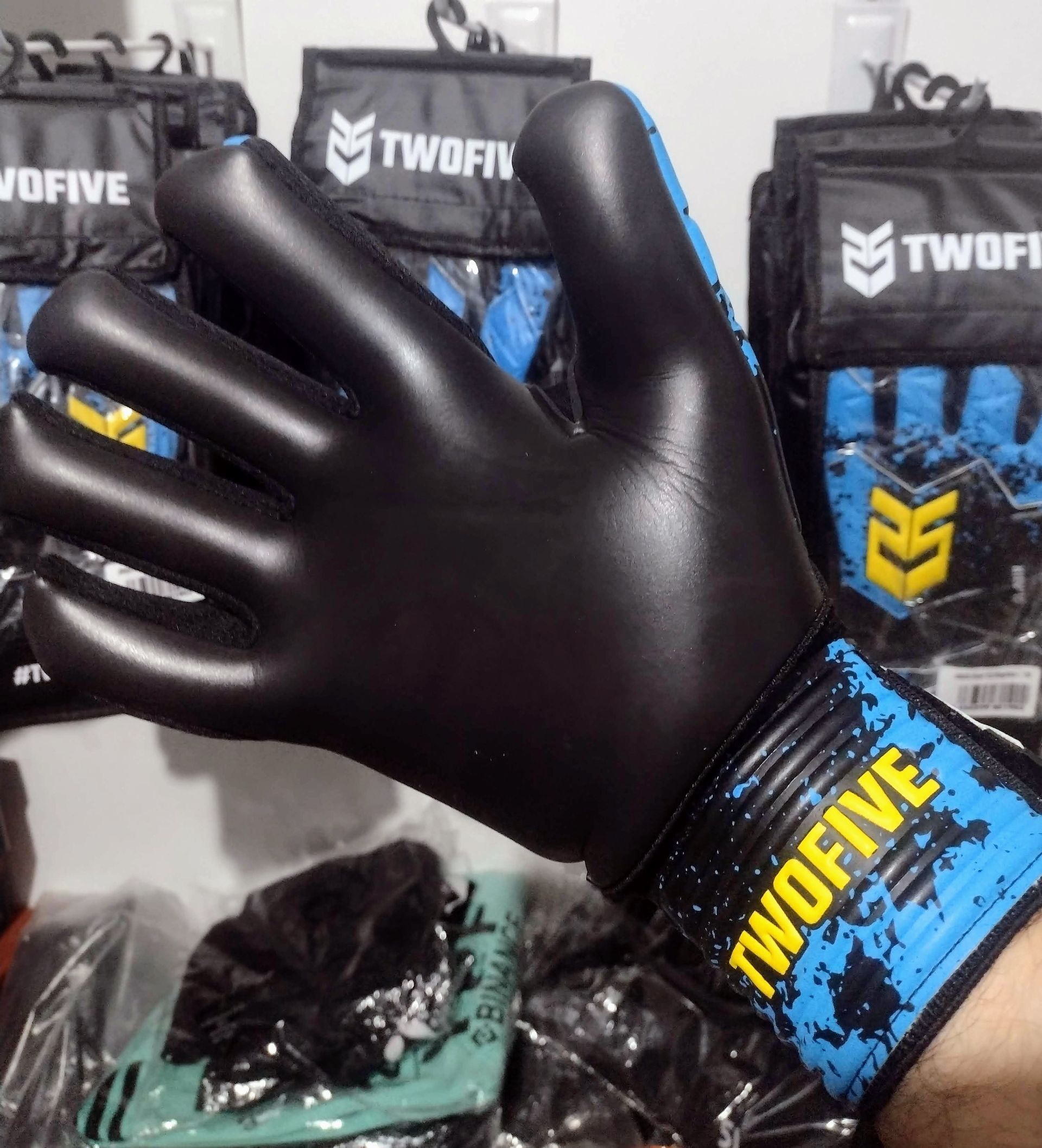 Guante de portero negro y azul con el logo 