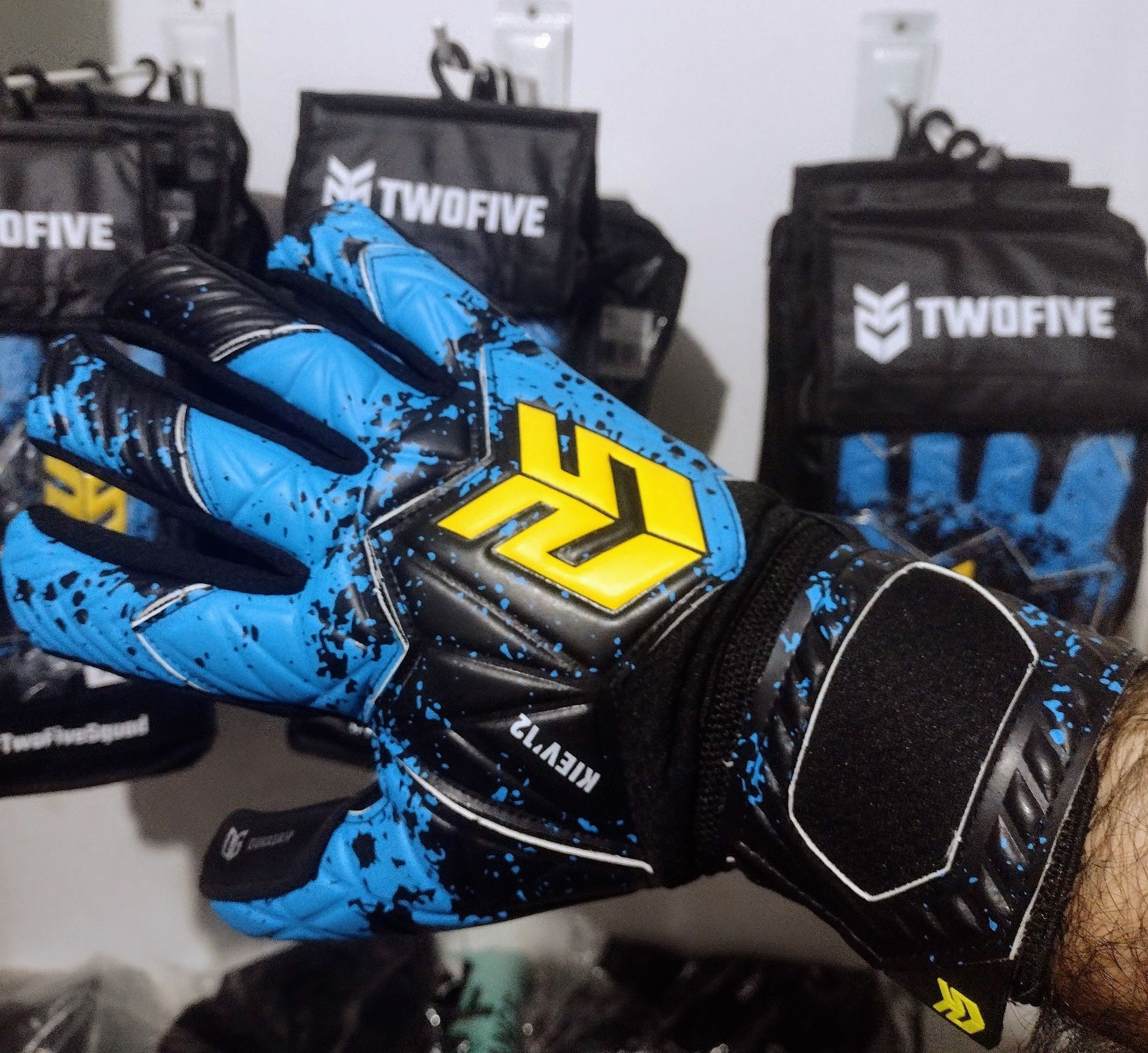 Guante de portero negro y azul con el logo 