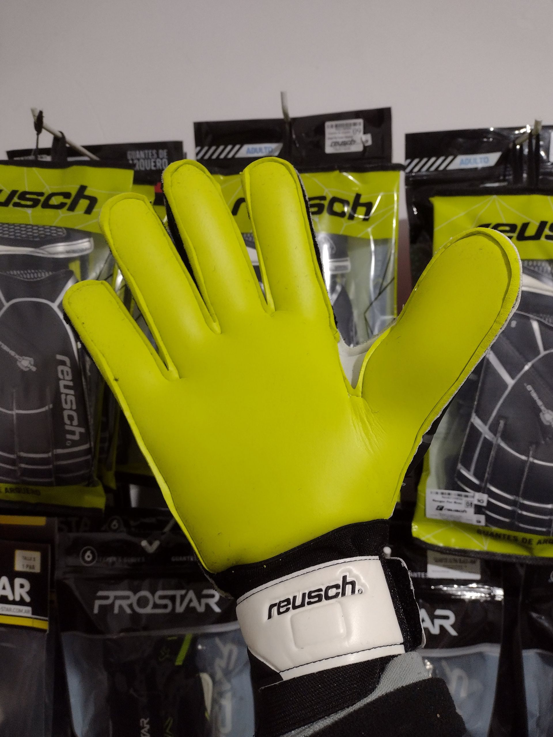 Hay dos guantes de portero Reusch disponibles: uno negro y otro verde neón, en las tallas 8, 9, 10 y 11.