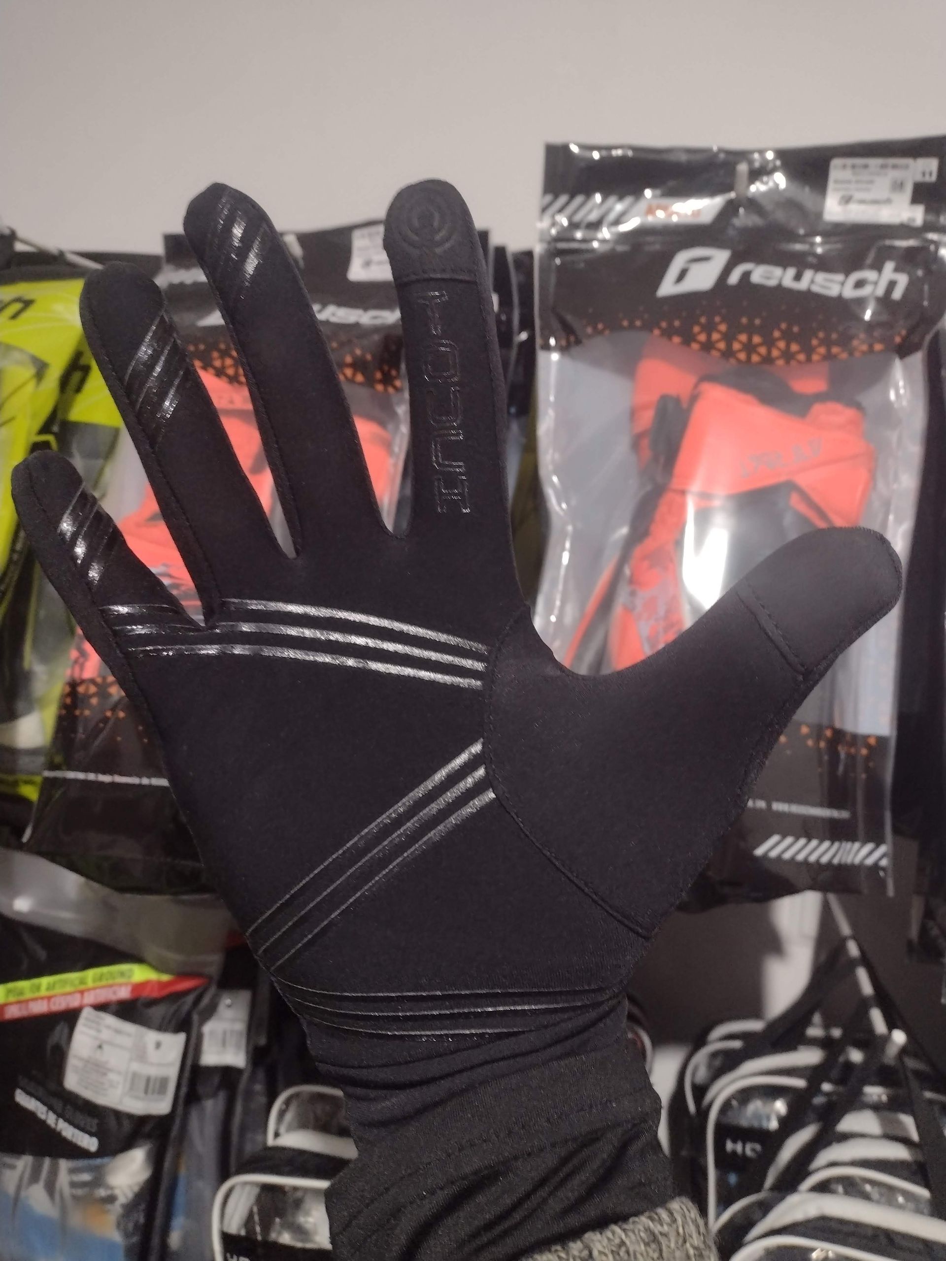 Guantes negros con bandas reflectantes y puntas de los dedos compatibles con pantalla táctil.
