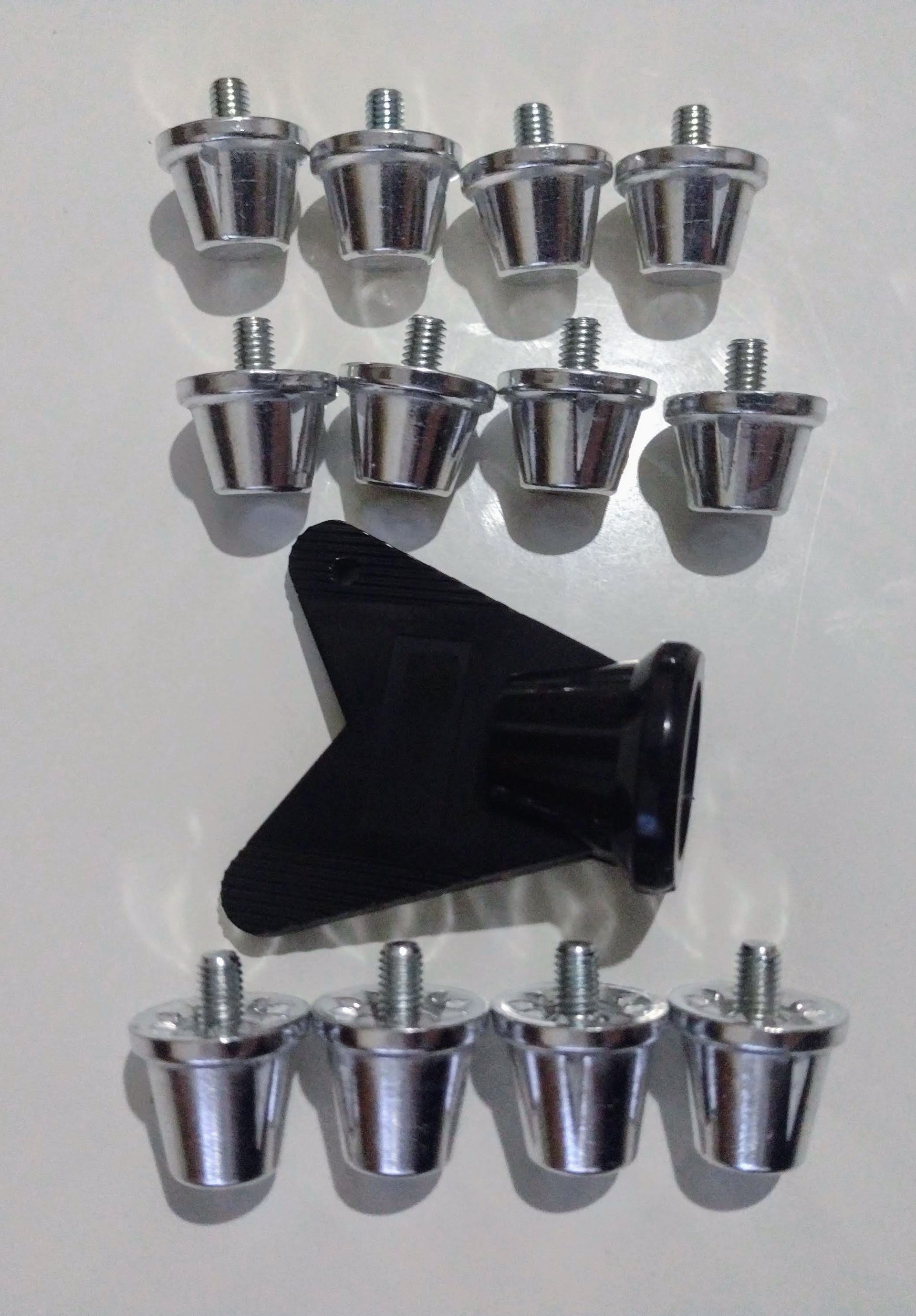 Bota de fútbol plateada con base roscada, aislada en blanco.