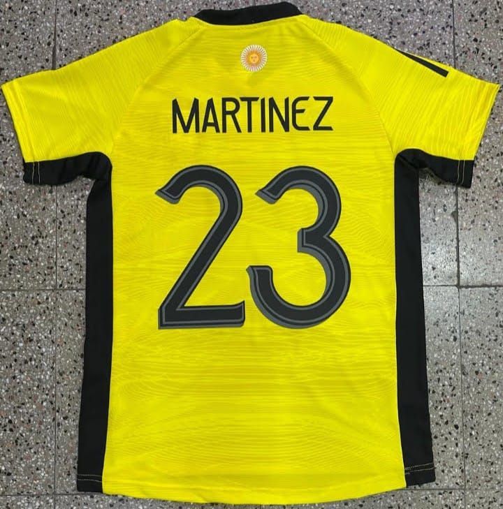 Camiseta de fútbol de Argentina, amarilla con detalles en negro. Número 