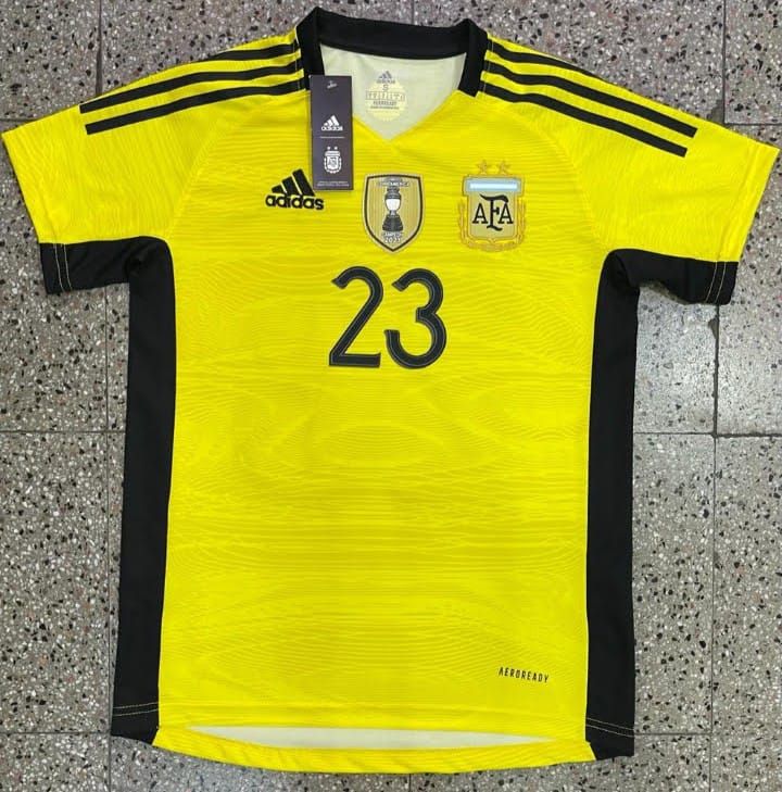 Camiseta de fútbol de Argentina, amarilla con detalles en negro. Número 