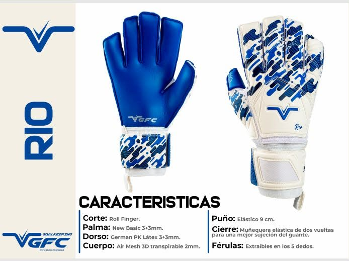 Guantes de portero azules y blancos en un campo de fútbol de césped, con jugadores y una portería al fondo.