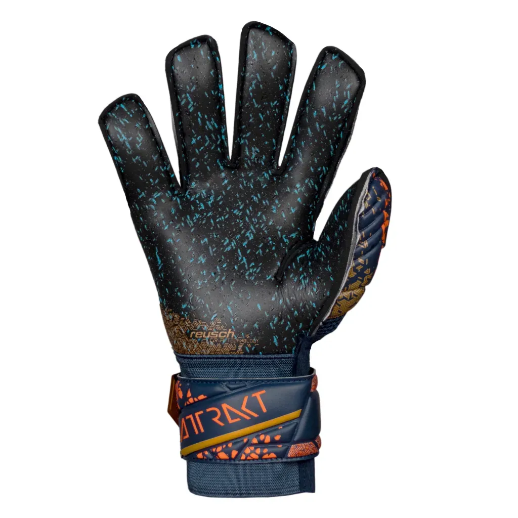 Guantes de portero de fútbol Reusch de color azul oscuro y naranja.