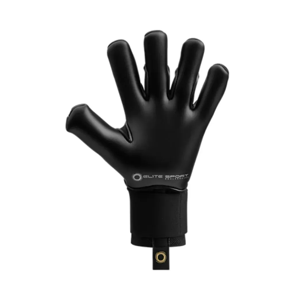 Guantes de portero negros con la etiqueta 