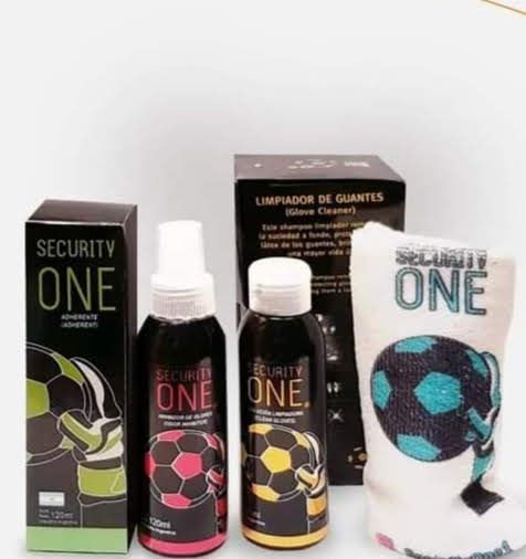 Kit limpiador de guantes Security One: botellas, spray, caja, guante de microfibra en forma de guante con diseño de balón de fútbol, ​​fondo blanco.