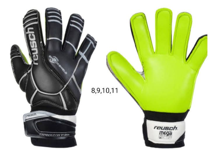 Hay dos guantes de portero Reusch disponibles: uno negro y otro verde neón, en las tallas 8, 9, 10 y 11.