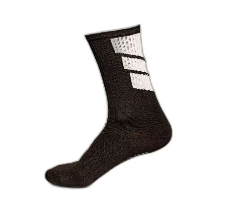 Calcetín deportivo negro con rayas blancas.