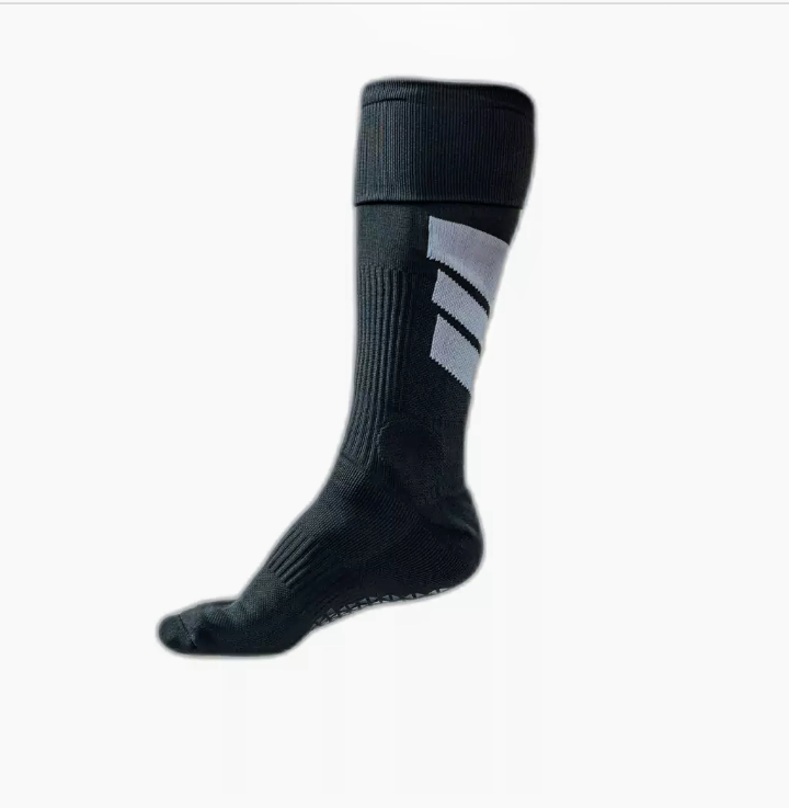 Calcetín de fútbol negro con tres rayas grises, dobladas en la parte superior.