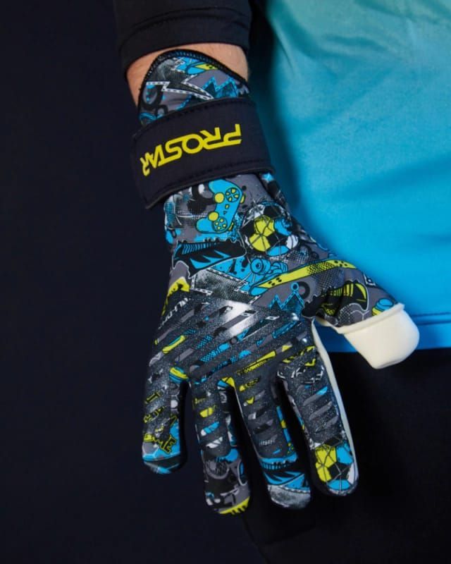 Portero de fútbol con guante ProStar con diseños azules y amarillos.