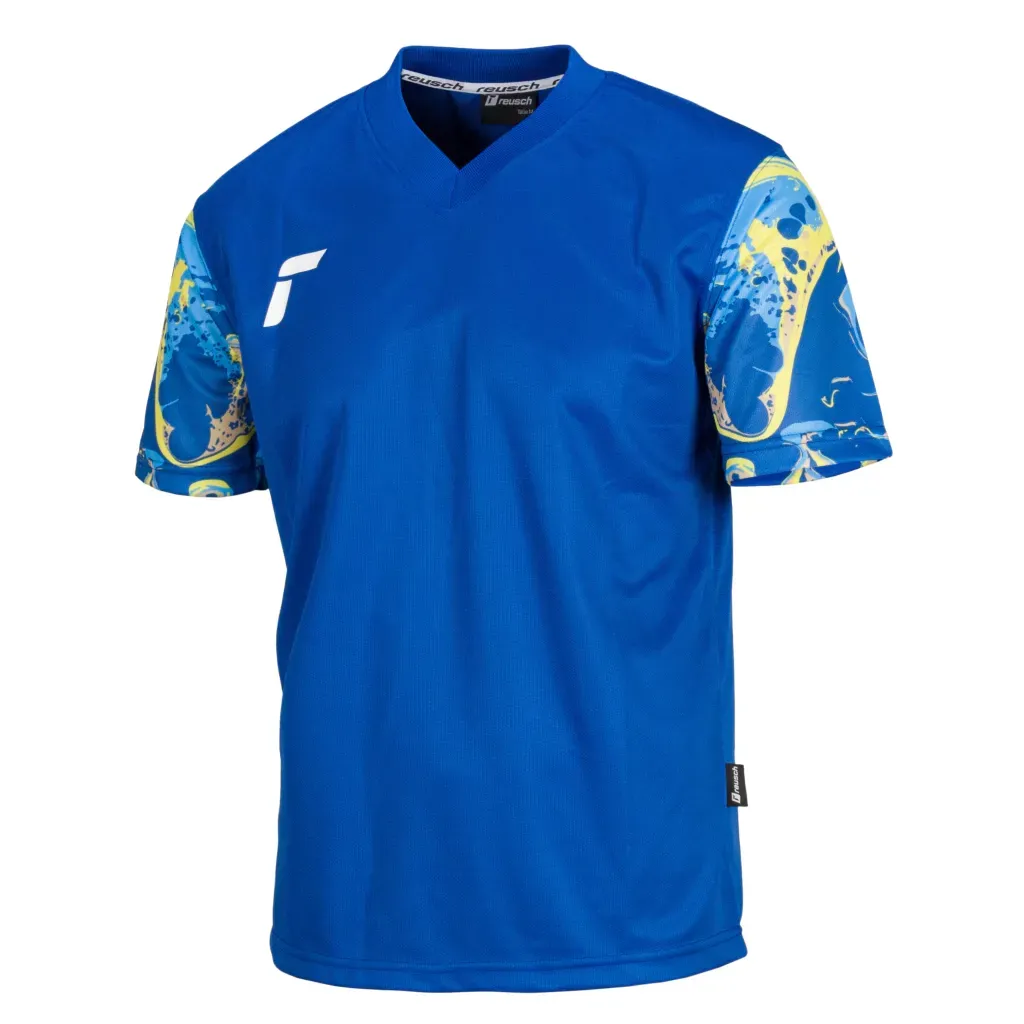 Camiseta deportiva azul con detalles en amarillo y azul en los brazos, logo blanco, cuello en pico.