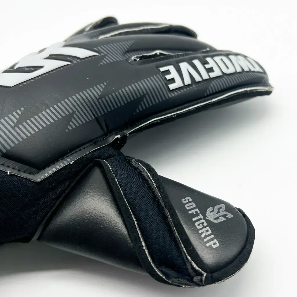 Un par de guantes de portero negros con logotipos blancos y las inscripciones 